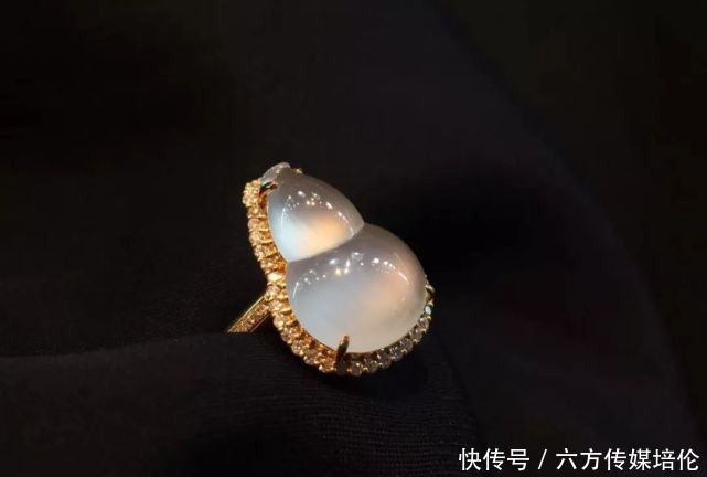 到底|挑翡翠,到底是越透越好,还是越绿越好?