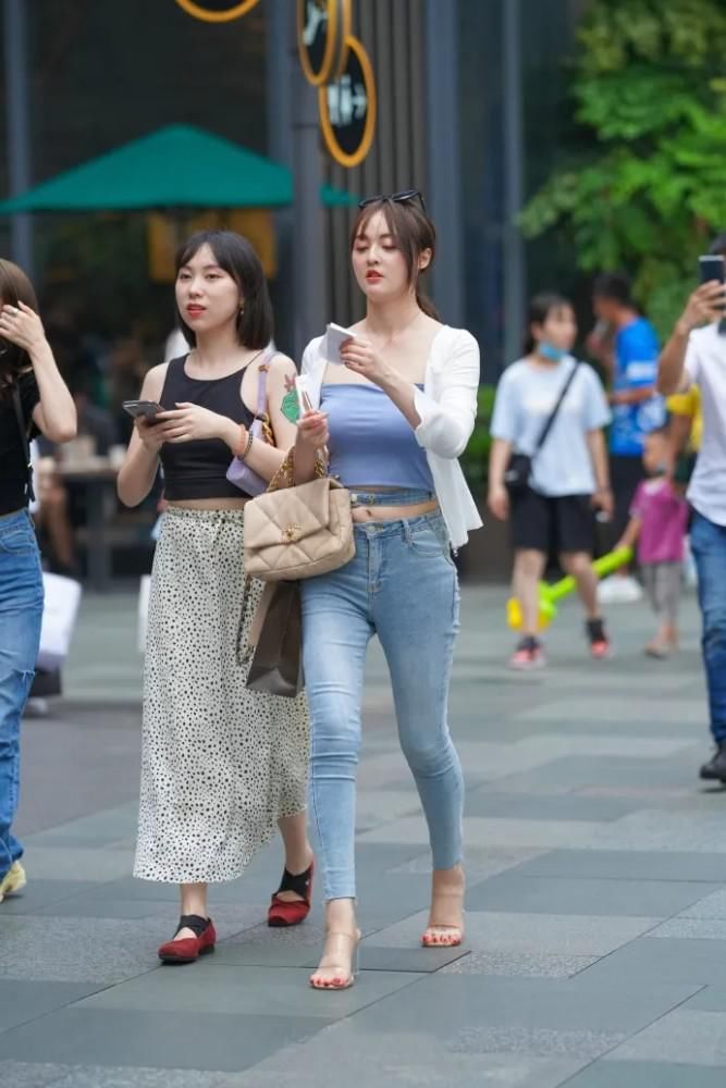 白色时尚开衫，搭配天蓝色修身牛仔裤，穿出轻熟范的优雅与精致