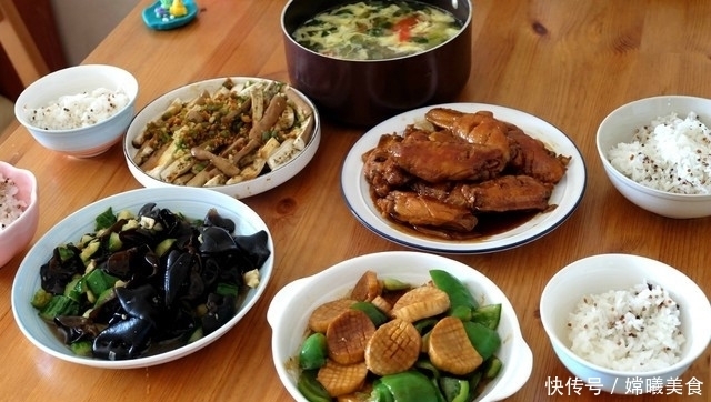 红烧鸡翅|一家四口的周末午餐,四菜一汤,有荤有素,简单易做营养好