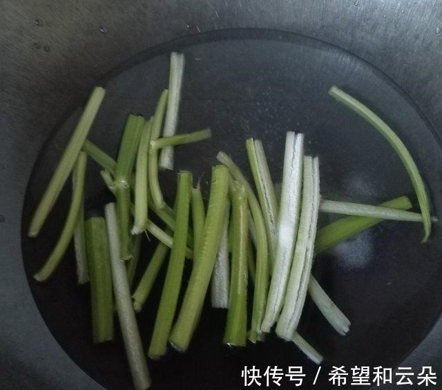 芹菜炒杏鲍菇！