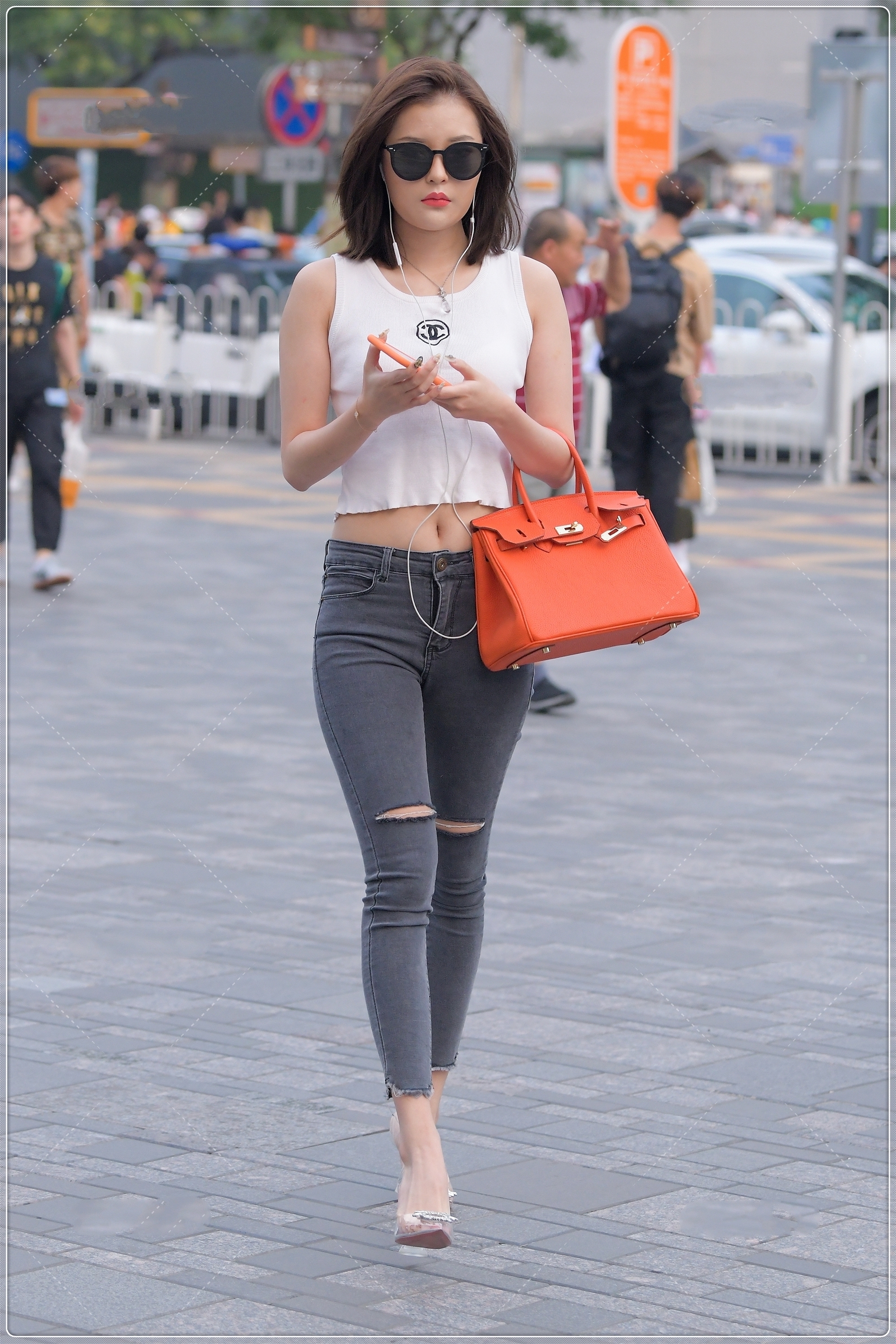 修身牛仔裤 夏季简单的白色背心,搭配露膝牛仔裤很时髦,简约时尚