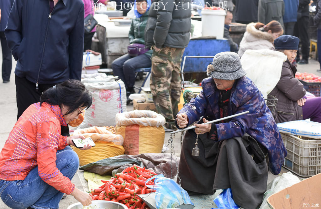  中朝边境的长白菜市场，人参像萝卜一样摆地上卖，有的商品真便宜