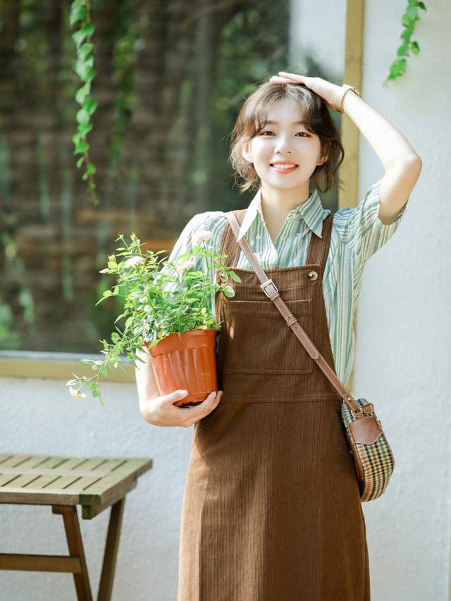 背带裙|会穿的人那么多,要怎样穿才不逊色呢?衬衫+ 牛仔裙简约时尚