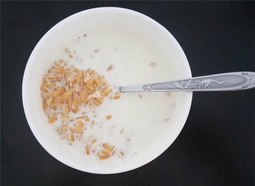 全脂牛奶|脱脂牛奶真的比较好？小心脱脂奶更容易让你发胖，全脂奶更健康