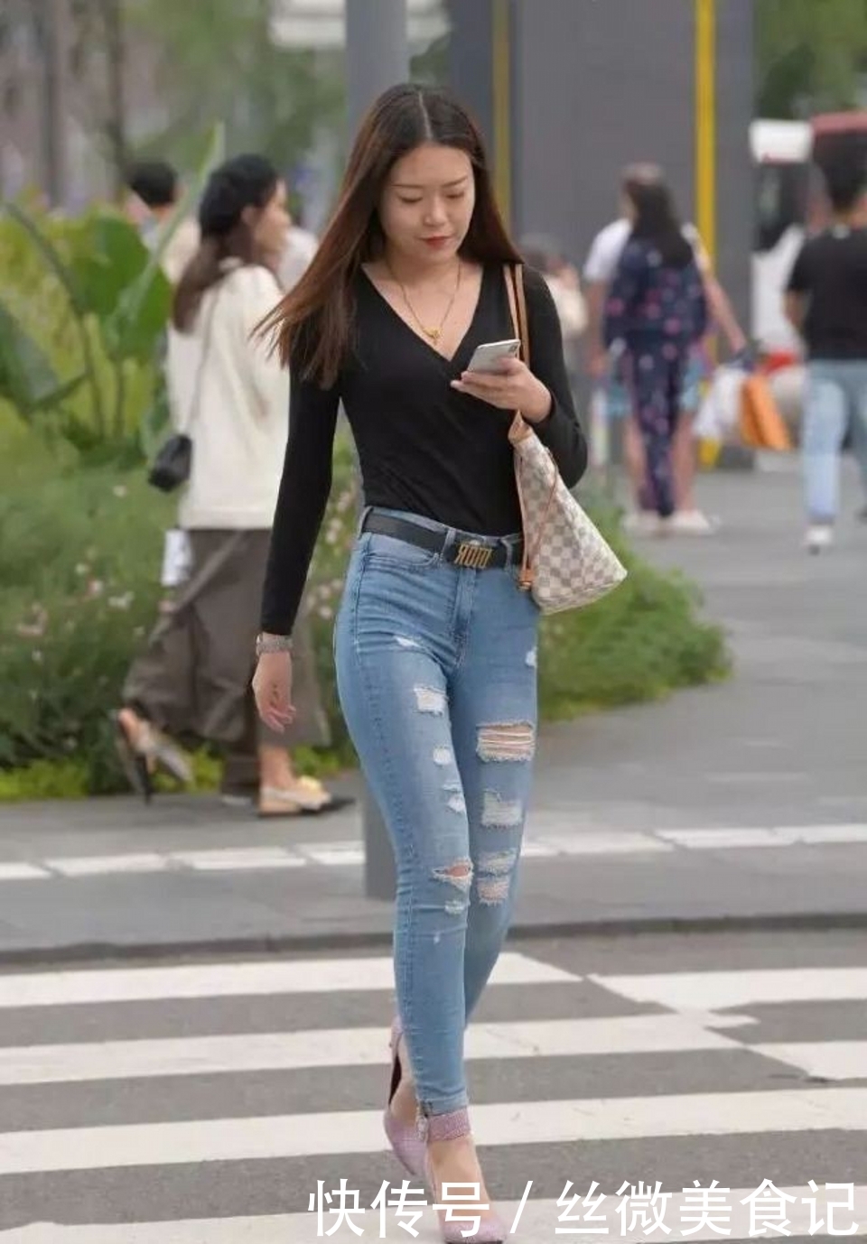 搭配|路人街拍,轻薄的面料配上V型领的设计,魅力十足