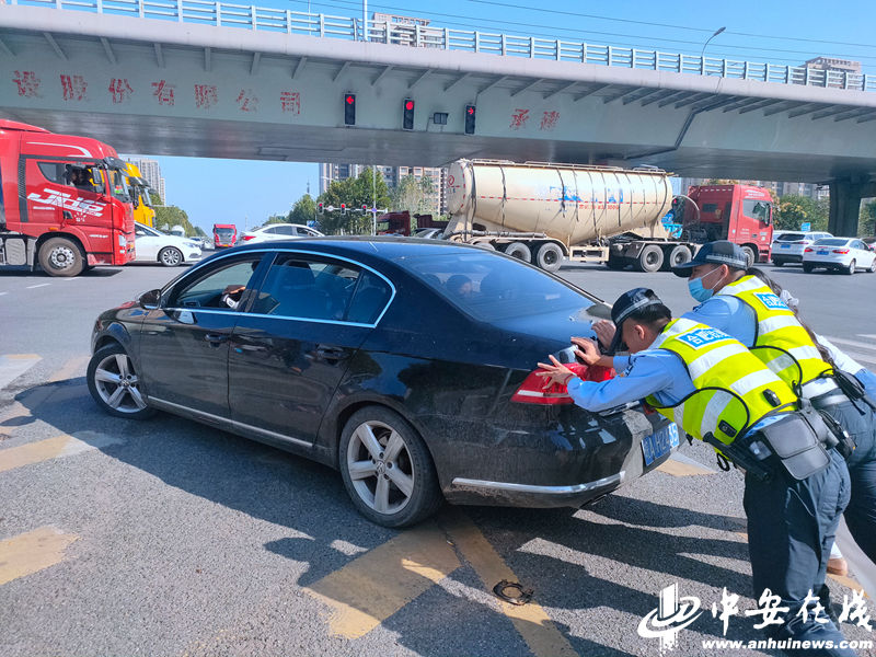 合肥|国庆假期 合肥交警坚守岗位 守护市民出行平安