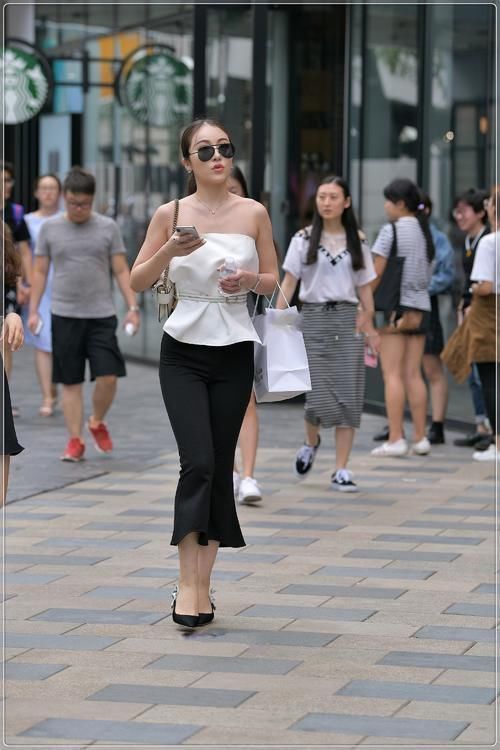 抹胸|街拍美女：白色抹胸上衣搭配黑色喇叭裤，青春时尚，精致减龄