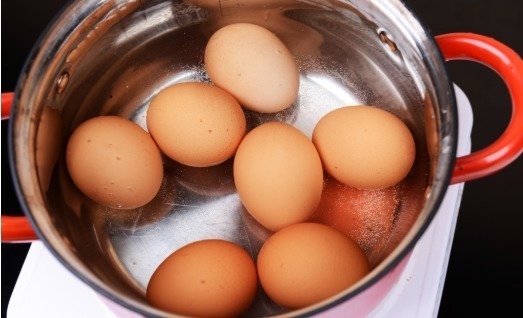 鸡蛋|煮鸡蛋时,别傻傻直接下锅煮,多加1步,鸡蛋香嫩,还易剥壳