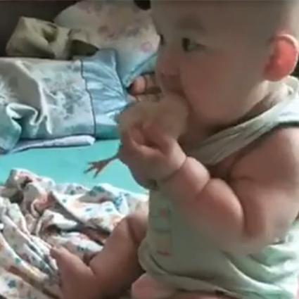 隔辈亲|爷爷给宝宝买只小鸡,宝宝喜欢得不得了,做出的动作却让爷爷着急