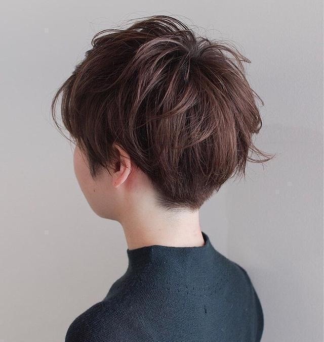 利落 女人过了40岁发型这样剪,时尚利落又洋气,显小10岁都不止