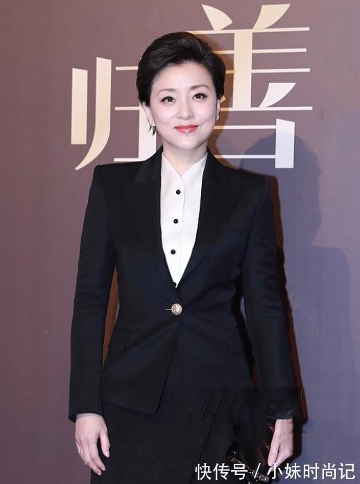 女人味儿|52岁杨澜真敢穿,西装裤中间剪开叉,一双“豆腐腿”真抢眼