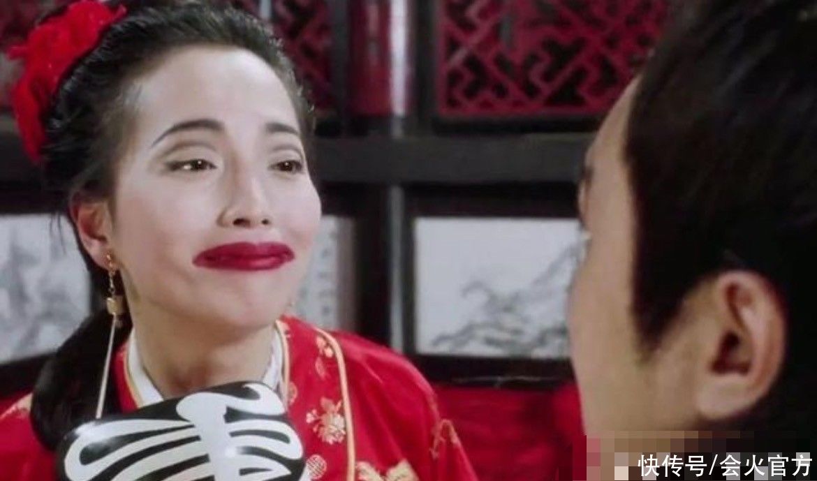 石榴姐|“石榴姐”现身乡村务农,墙上满是烟灰污垢,身价过亿生活仍节俭