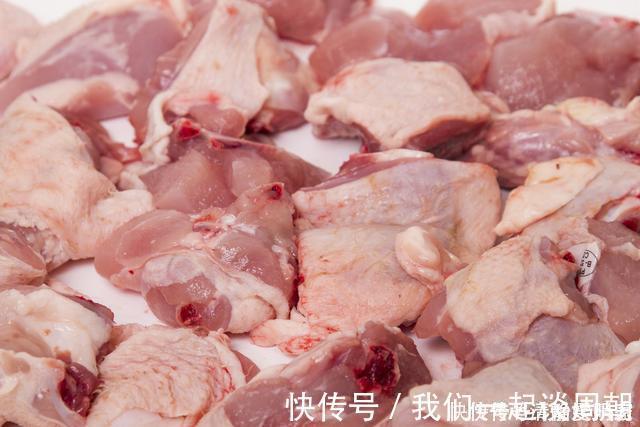 大厨|鸡肉焯水是大忌，不管鲜鸡还是冻肉，大厨教你这样做，鲜嫩有营养