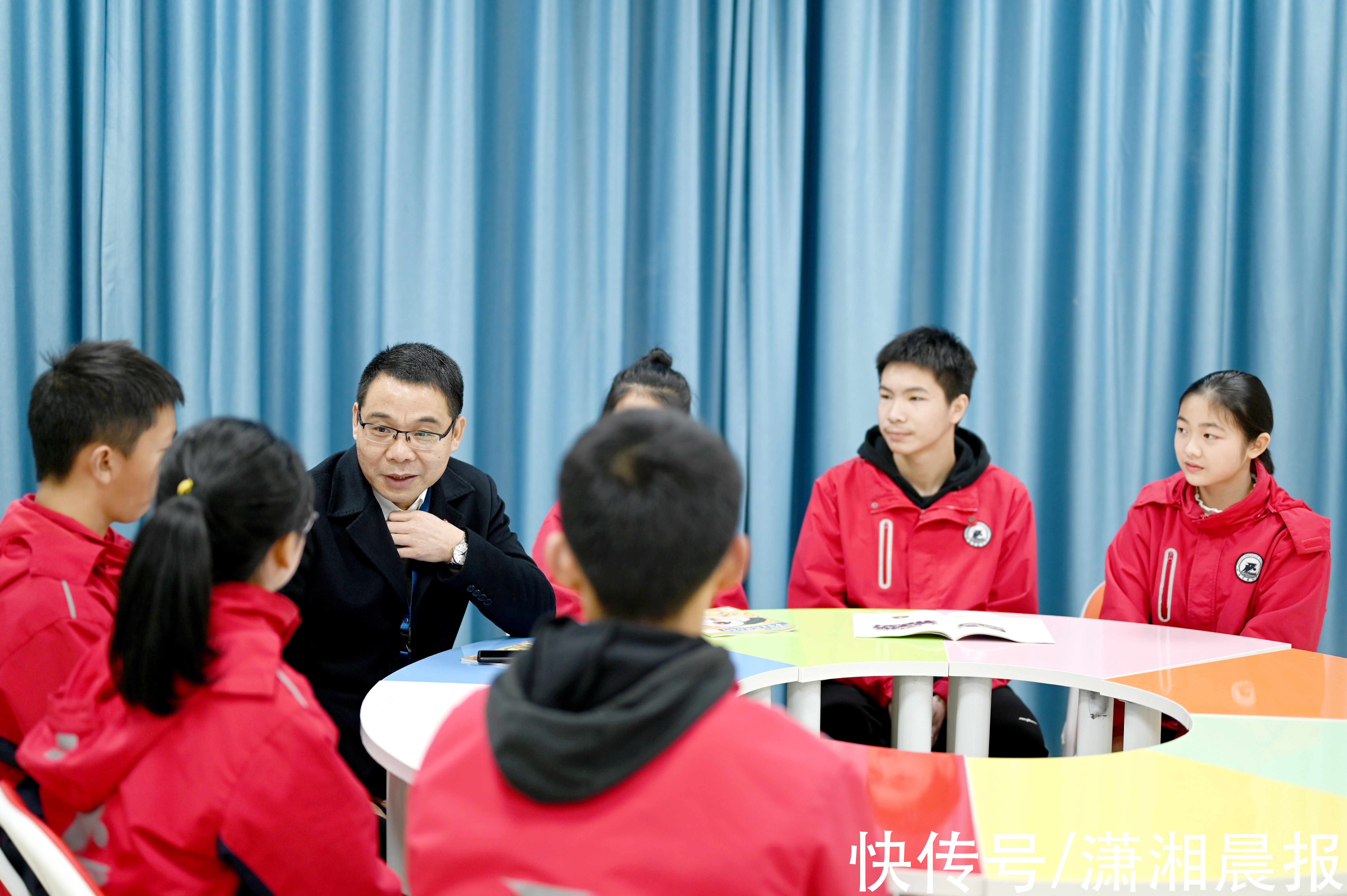 正则学校@与汨罗市正则学校校长何发意面对面：吟着诗，沿着生命慢慢走