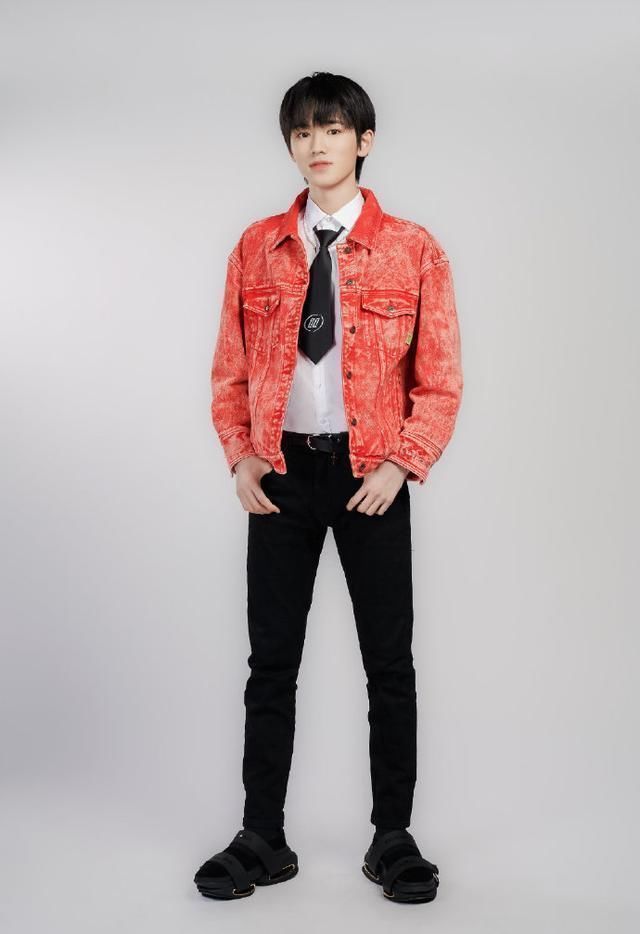 黄晓明|宋亚轩被惩罚淋水后，王牌家族无一人关心，只有黄晓明为其拿毛巾