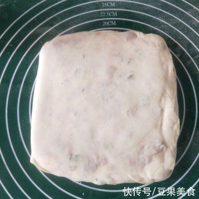 不可错过的下酒菜放黑胡椒粉的千层肉饼,过瘾