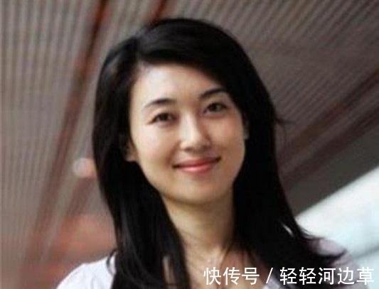 书法!“央视颜霸”李红有气质有才华,还会玩书法,的确令人羡慕!