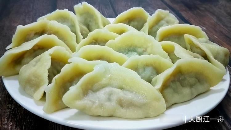 调白菜肉馅饺子，白菜用盐杀水是大错！教你饭店做法，好吃又解馋