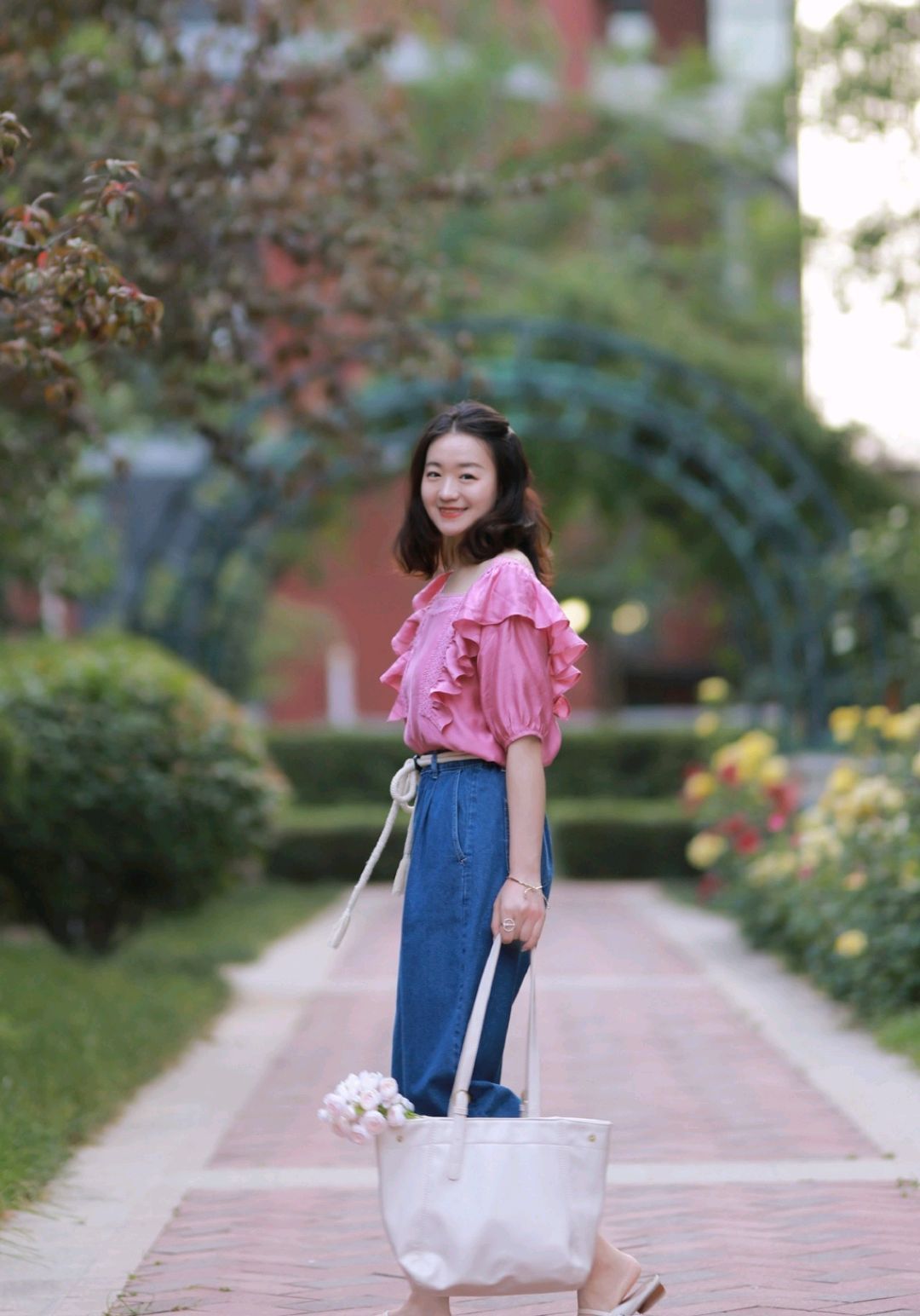 油画裙|今夏，红色更流行这样搭配，温柔显白又有气场，美得太高级
