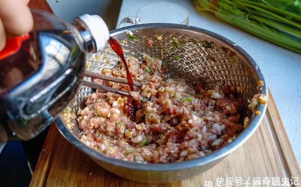 饭店的肉包子，肉馅为啥抱团？关键就在这两步，很多人还不知道