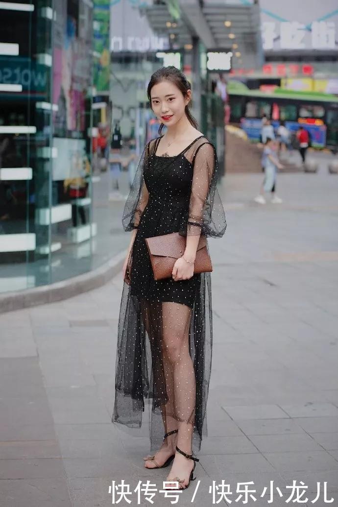 小姐姐有着好身材，一件白色背心，显得更加的青春