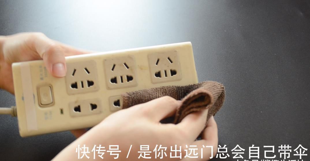 家里插排用久了很脏难清洗 只需用它擦一擦, 立马焕然一新