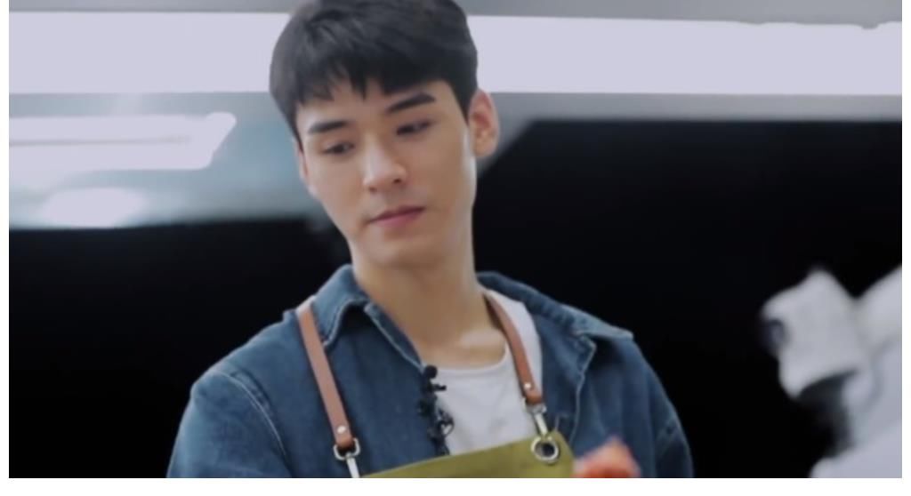 龚俊|龚俊学做小龙虾，水蒸气扑到脸上导致脱妆，前后色差不像是男明星