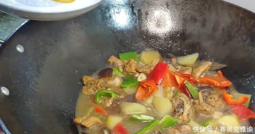 家常好菜，香菇土豆焖鸡块，配料简单味道鲜美，家人都爱吃