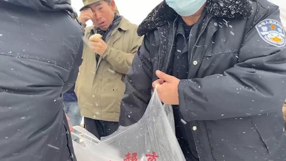 警察|暴雪致15名工人被困！警察背上物资徒手开路，救人！