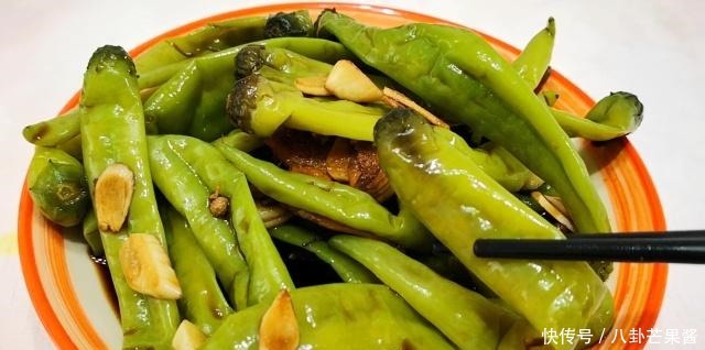 腌辣椒时,不要先加盐,多加1步,辣椒爽脆更入味,放半年不会坏!
