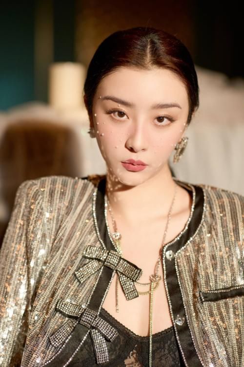 当珠宝贴在脸上，是现代的时尚，还是古代的典雅