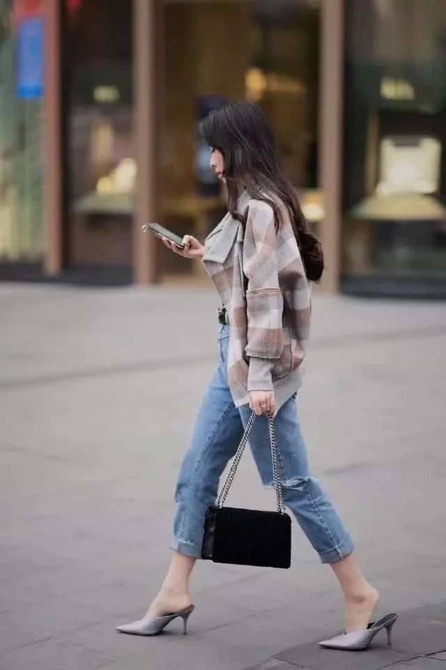 街拍:小美女身穿挂脖吊带裙装尽显傲人身姿,洁白肌肤,美极了