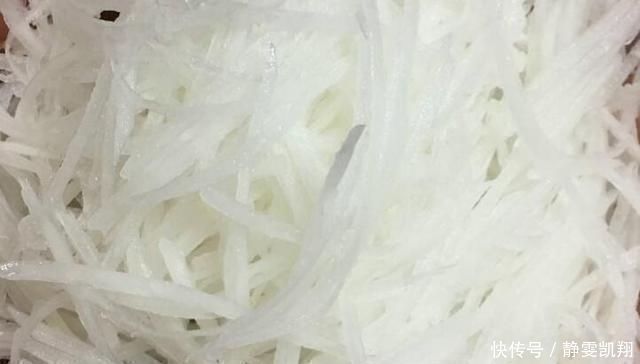 鲜嫩|丸子这样做最好吃，不放面粉不加水，鲜嫩又营养，我家2天做一回