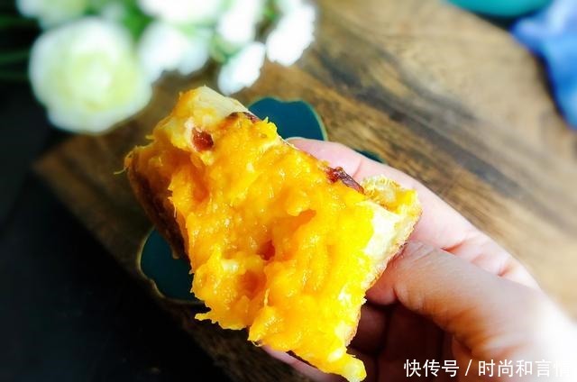 一碗糯米粉、一个蒸红薯,拌一拌、烤一烤,外脆里糯,香甜还爆浆