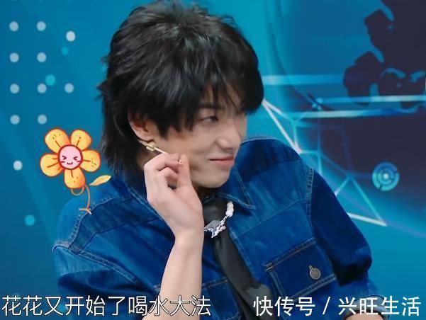 为什么华晨宇的肩膀上总有朵花?镜头放大20倍,网友:用心了