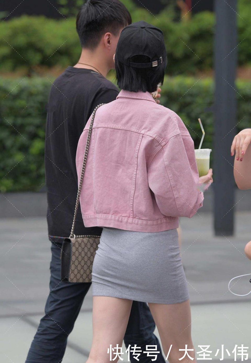 鸭舌帽|美女街拍:看完就知道什么是微胖才是极品,美到骨子里,她看起来太高级了