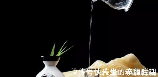 脸色发黑$爱喝酒之人,若酒后第二天出现3个表现,可能是肝脏提醒该戒酒了