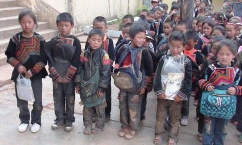 孩子|两个穷人家的“自制书包”扎心了:一个让娃自信,一个让娃自卑