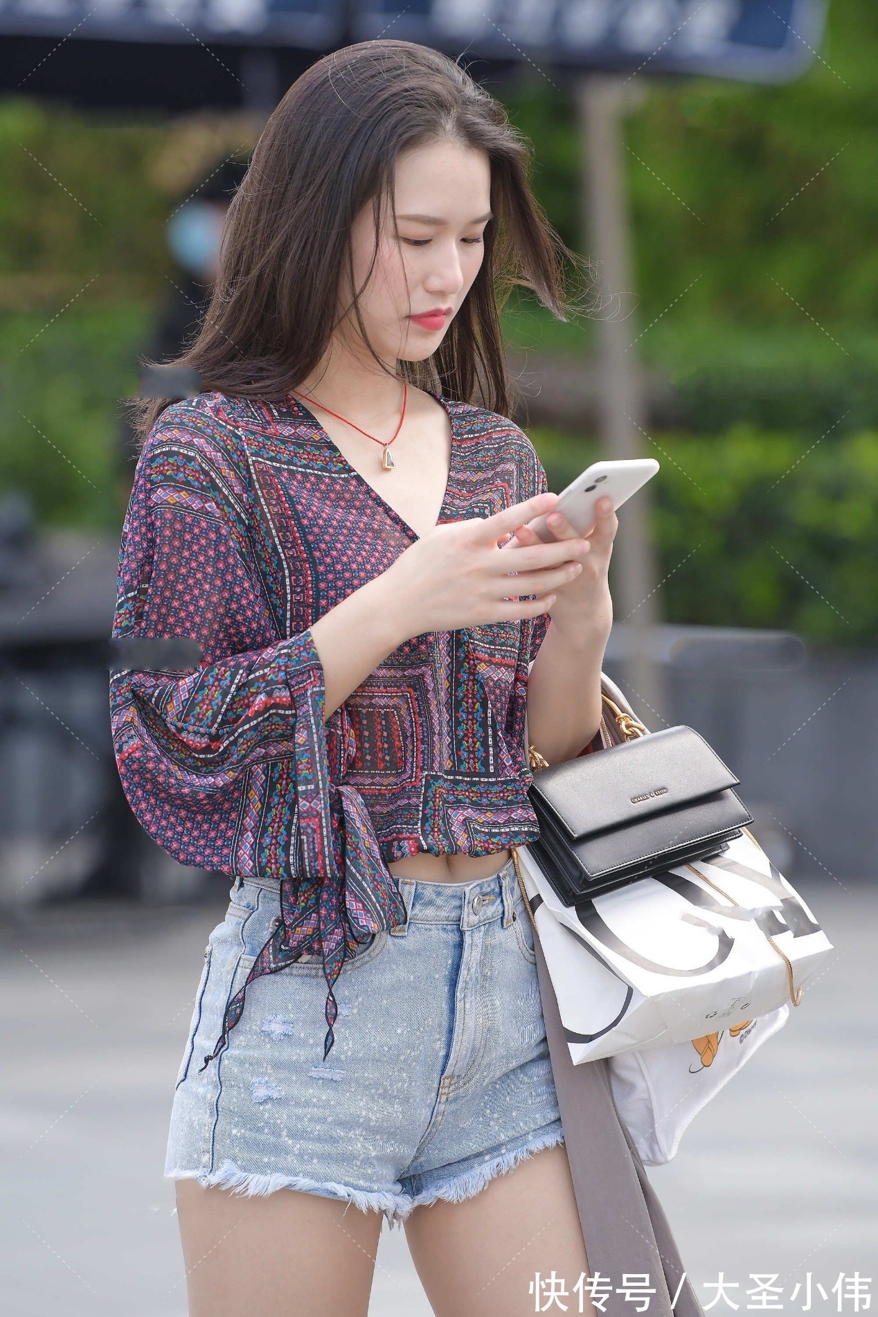 美女|美女街拍:民族风格的短款上衣,搭配毛边牛仔短裤,时尚清爽个性别致