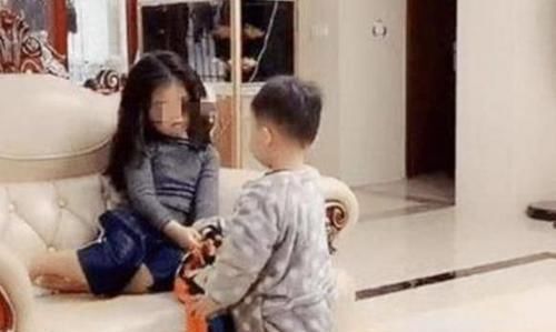 宝爸|卑微弟弟走红,为姐姐服务勤勤恳恳,网友:这是被姐姐欺负怕了