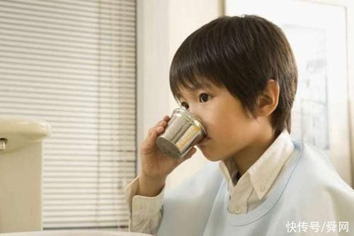 一日三餐|“拔苗助长”的抚养方式要不得，会加速孩子骨龄发育，不利于长高