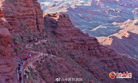 甘肃张掖：观美景 燃篝火 跳锅庄 千名游客欢笑度中秋|陇拍客| 赏秋