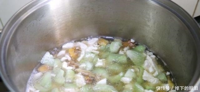 它和豆腐一起炖,比鸡汤还鲜,百吃不腻,皮肤更嫩,很像剥壳的蛋