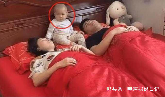 婴儿床|一家三口午睡照火了,父母呼呼大睡宝宝独坐床头,网友孩子真难