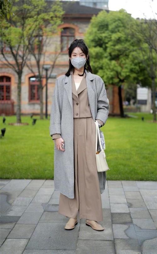 帆布鞋 今秋流行一种穿法，叫“长外套+平底鞋”，洋气显高，特有范儿！