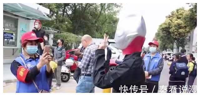 奥特曼|姐姐穿着“奥特曼”服装接弟弟放学,孩子们:奥特曼真的存在!