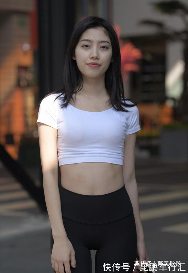穿搭 露脐短袖+瑜伽裤=运动风,让胖女孩更苗条,展现自信魅力