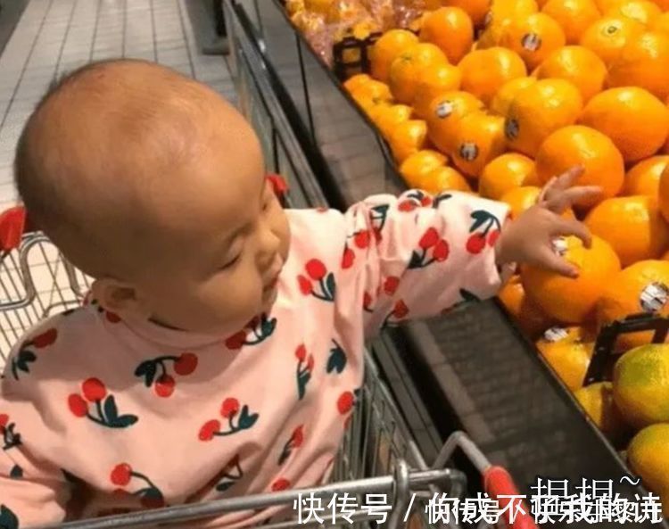 超市|1岁宝宝逛超市把黄桃戳了个洞，“狠心”宝妈指着榴莲：继续戳！