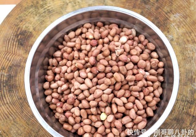 懒人必学的花生米做法,香脆可口好吃到停不下来,待客必备