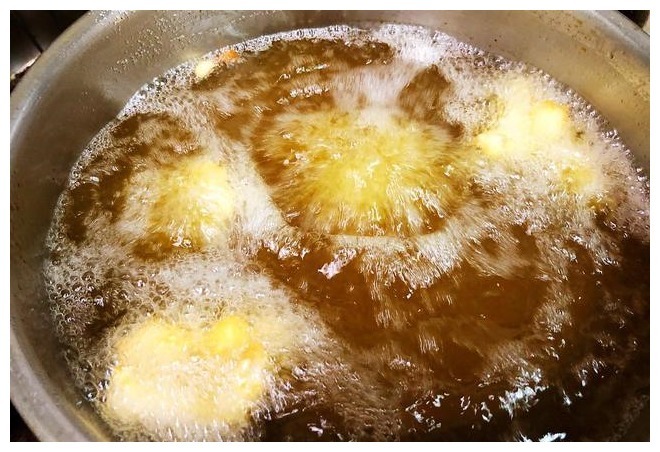 炸鱼时，有人用淀粉，有人用面粉，大厨都错了！这才是正确做法